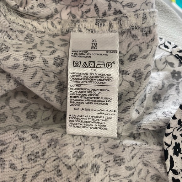 Super cute black and white top - Picture 4 of 4